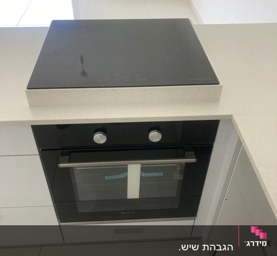 משטח שיש במטבח עם כיריים חשמליות